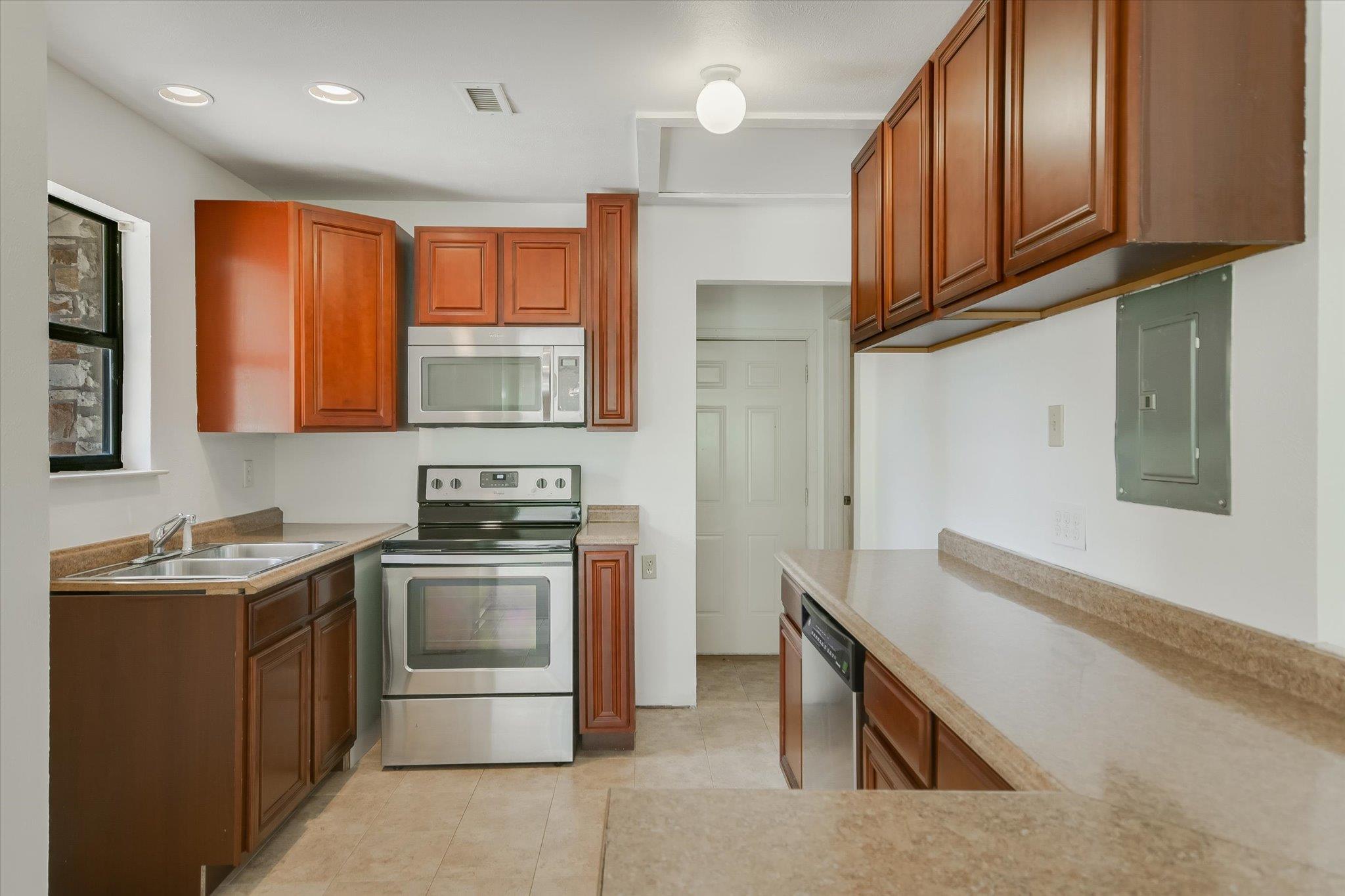 85 BROOKHOLLOW DR