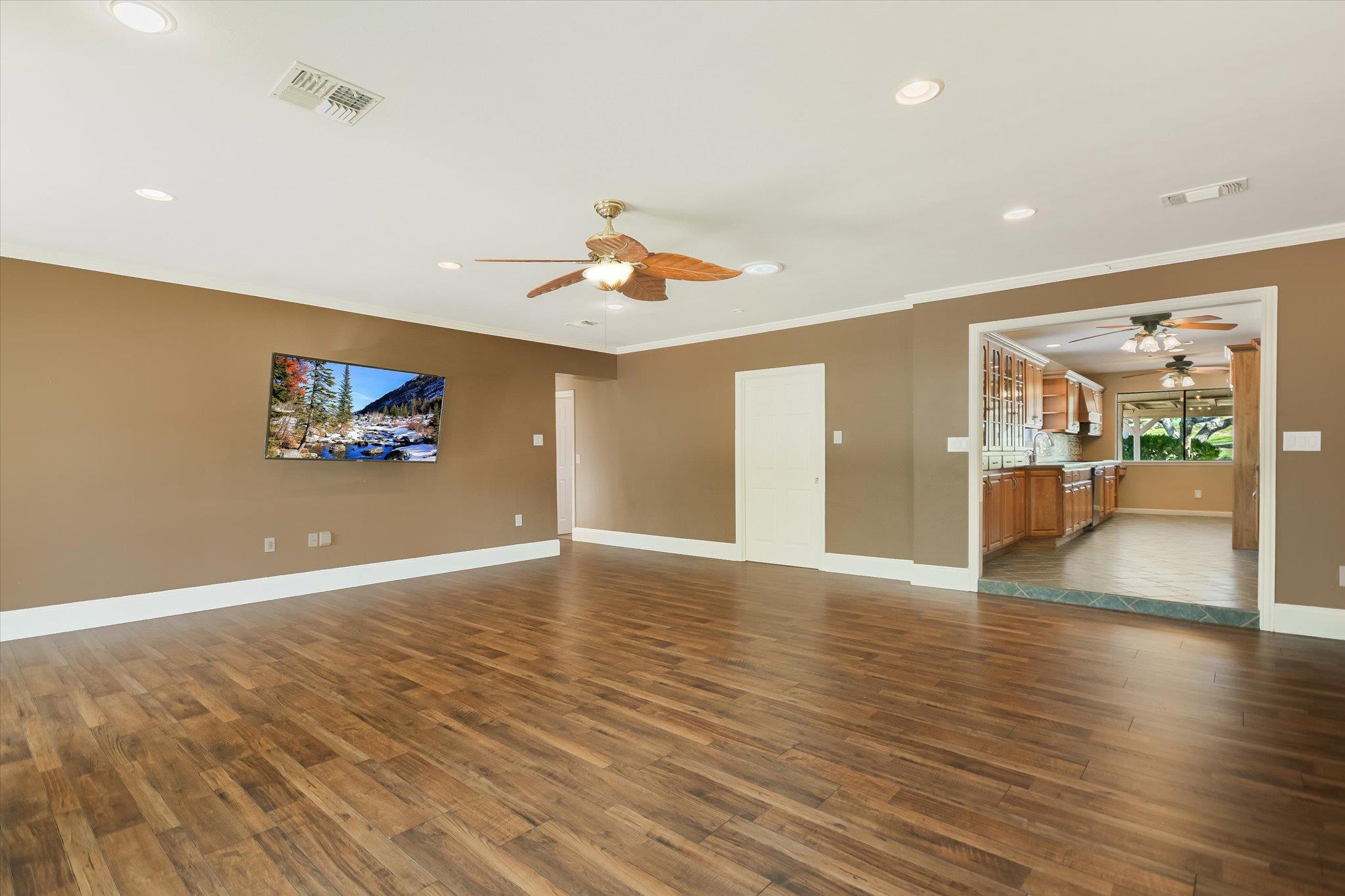 85 BROOKHOLLOW DR