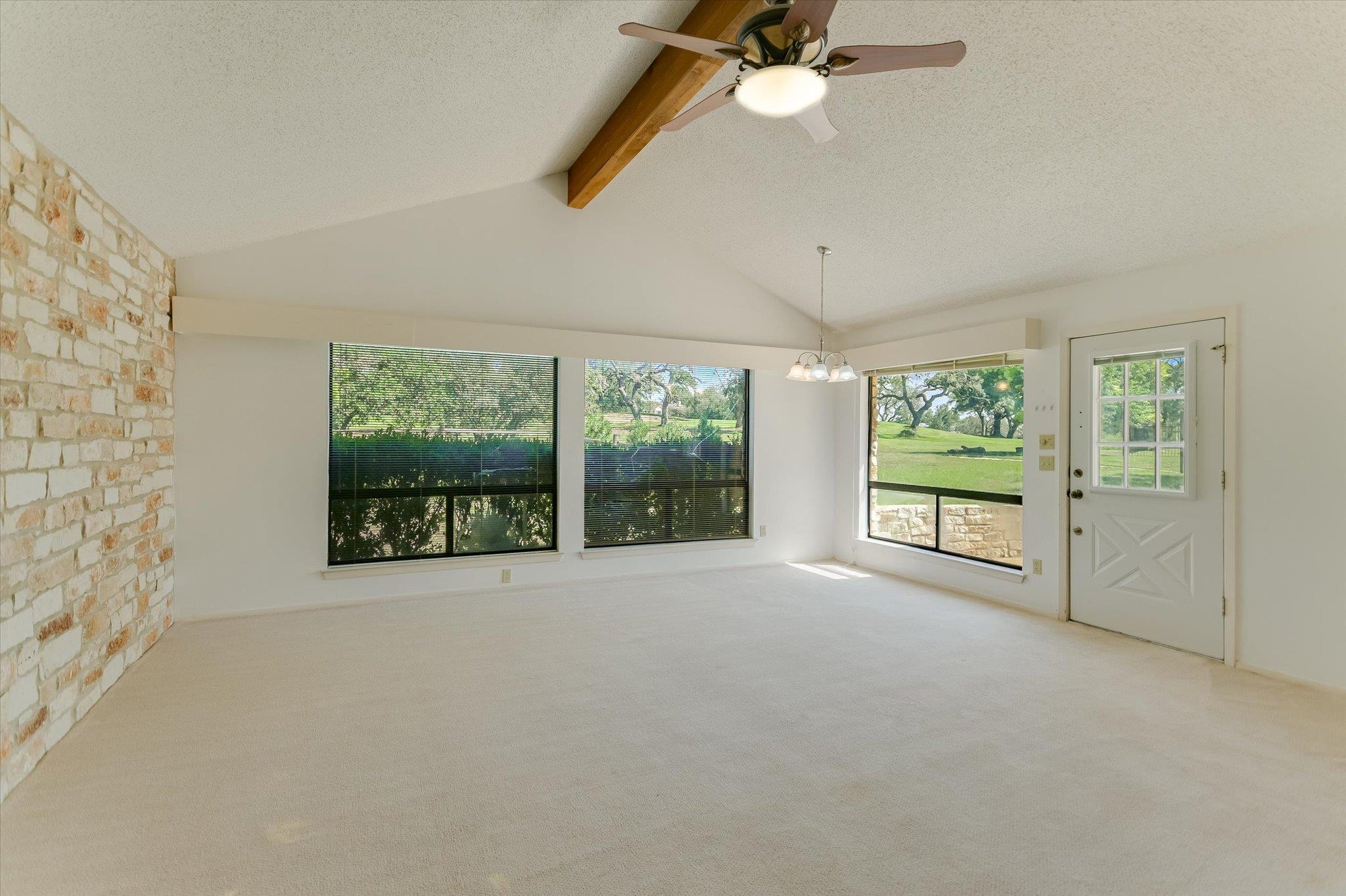 85 BROOKHOLLOW DR