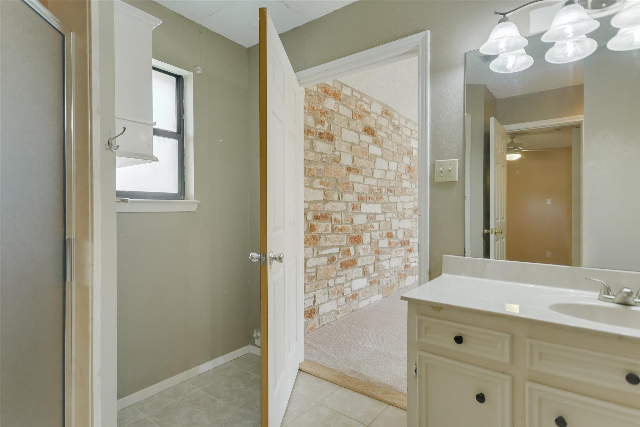 85 BROOKHOLLOW DR