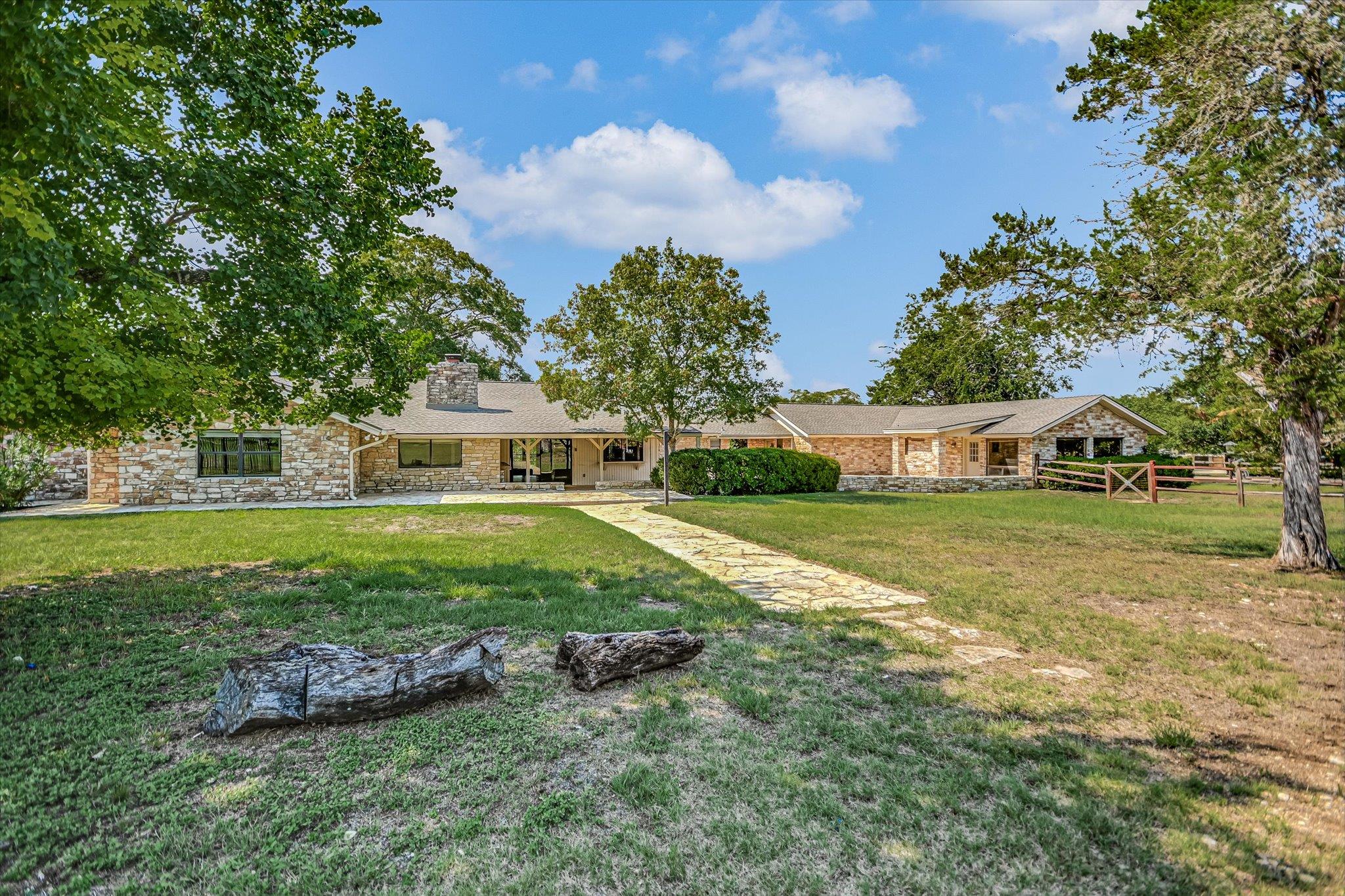 85 BROOKHOLLOW DR