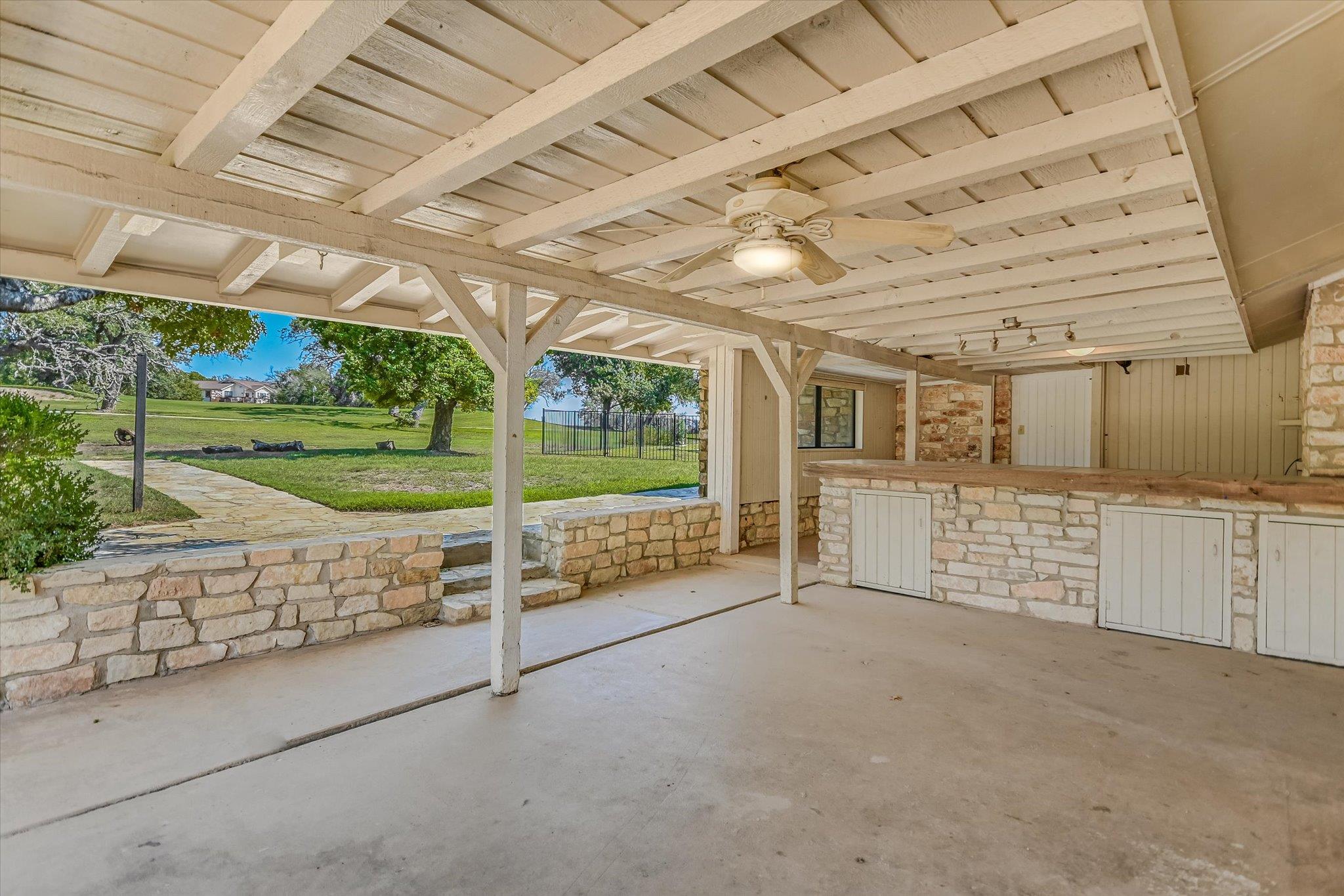 85 BROOKHOLLOW DR