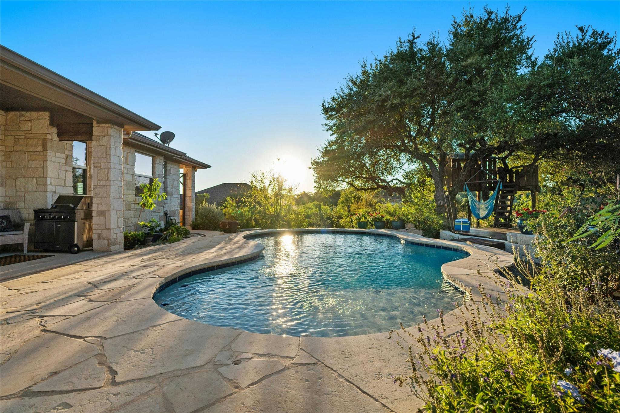 201 Greenridge LN