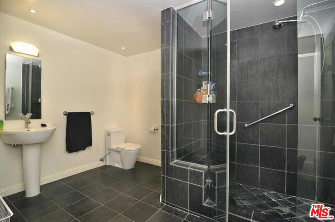 660 N Sweetzer Ave Unit: 204
