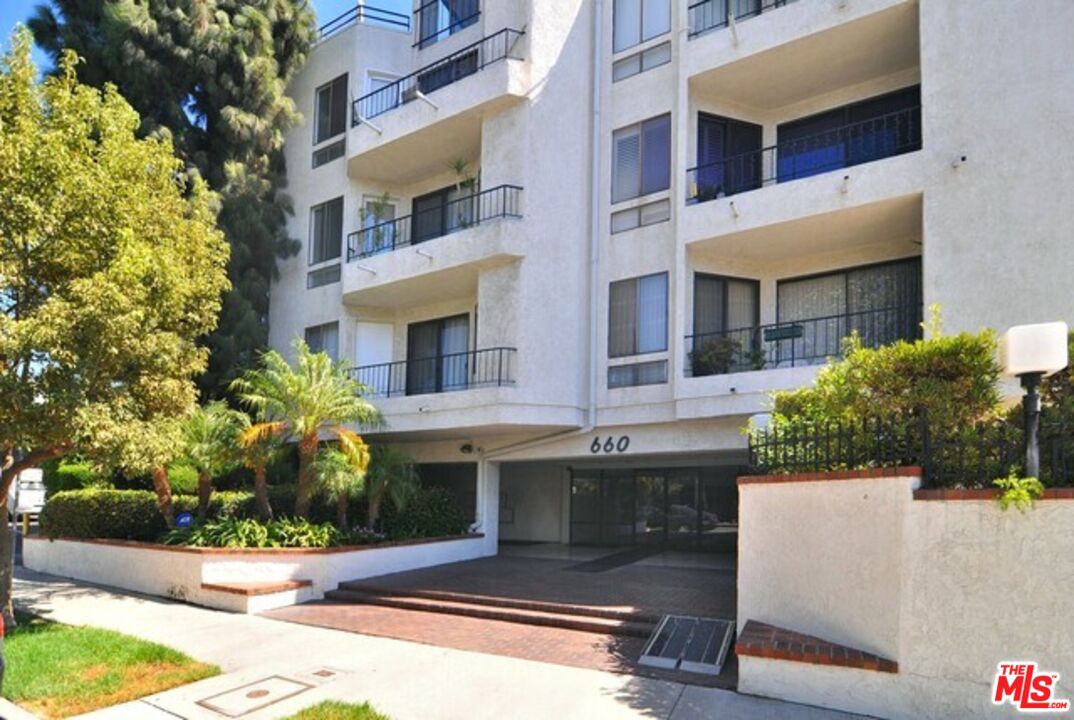 660 N Sweetzer Ave Unit: 204