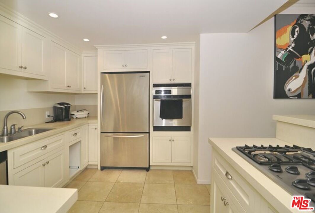 660 N Sweetzer Ave Unit: 204