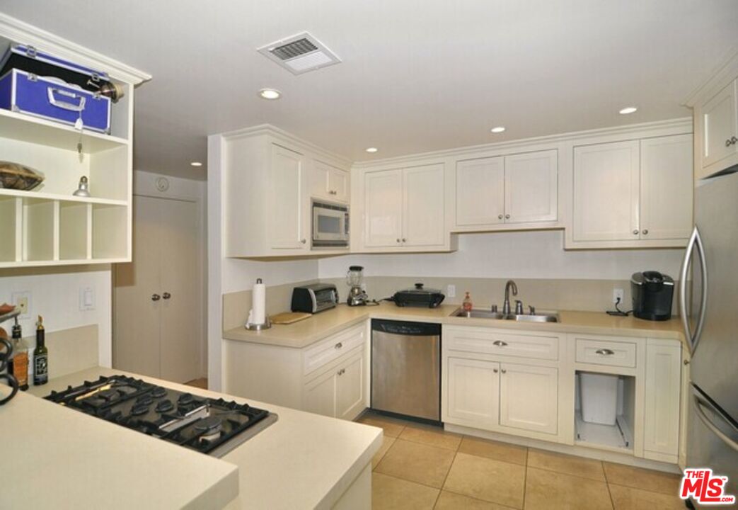 660 N Sweetzer Ave Unit: 204