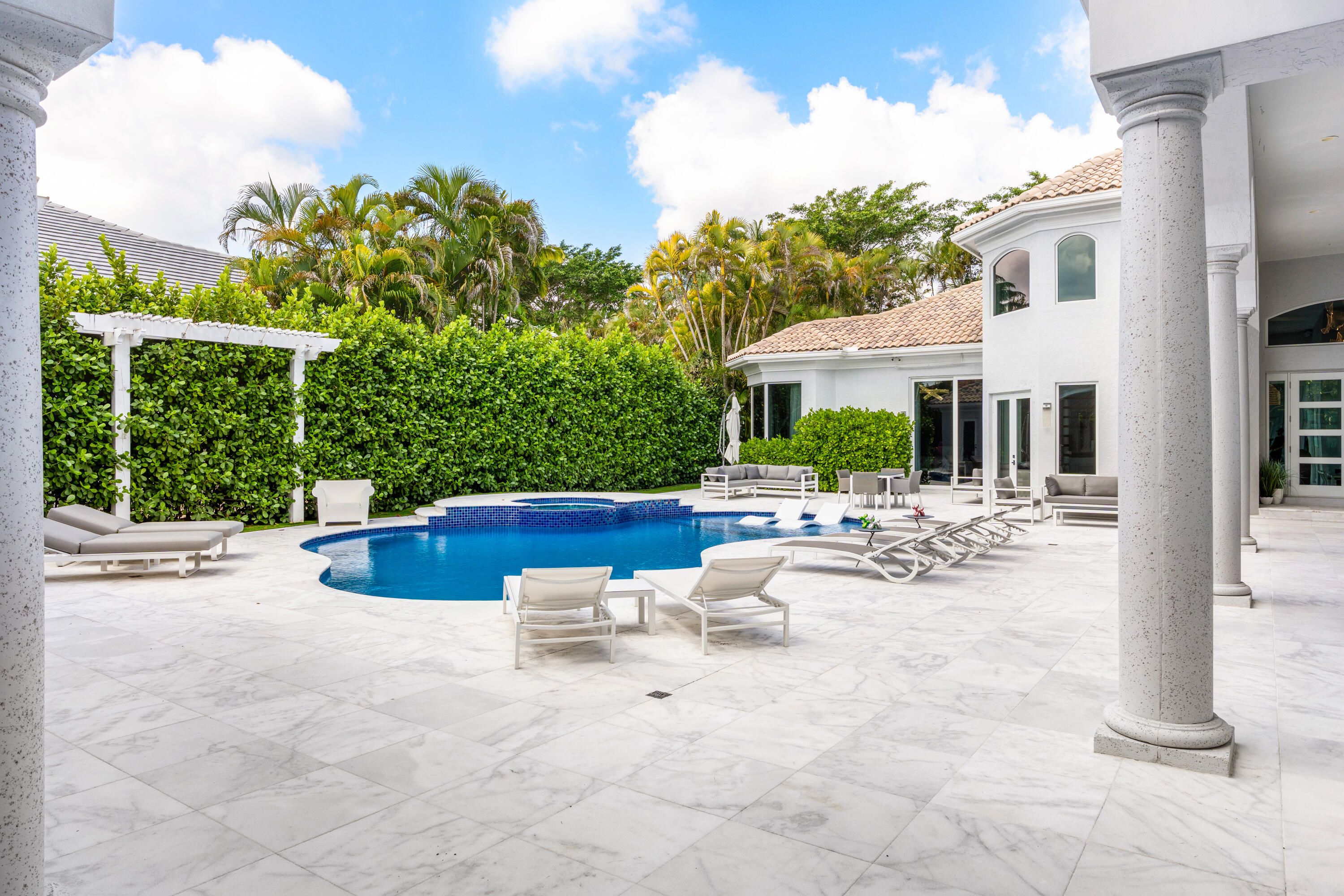 5784 Vintage Oaks Circle