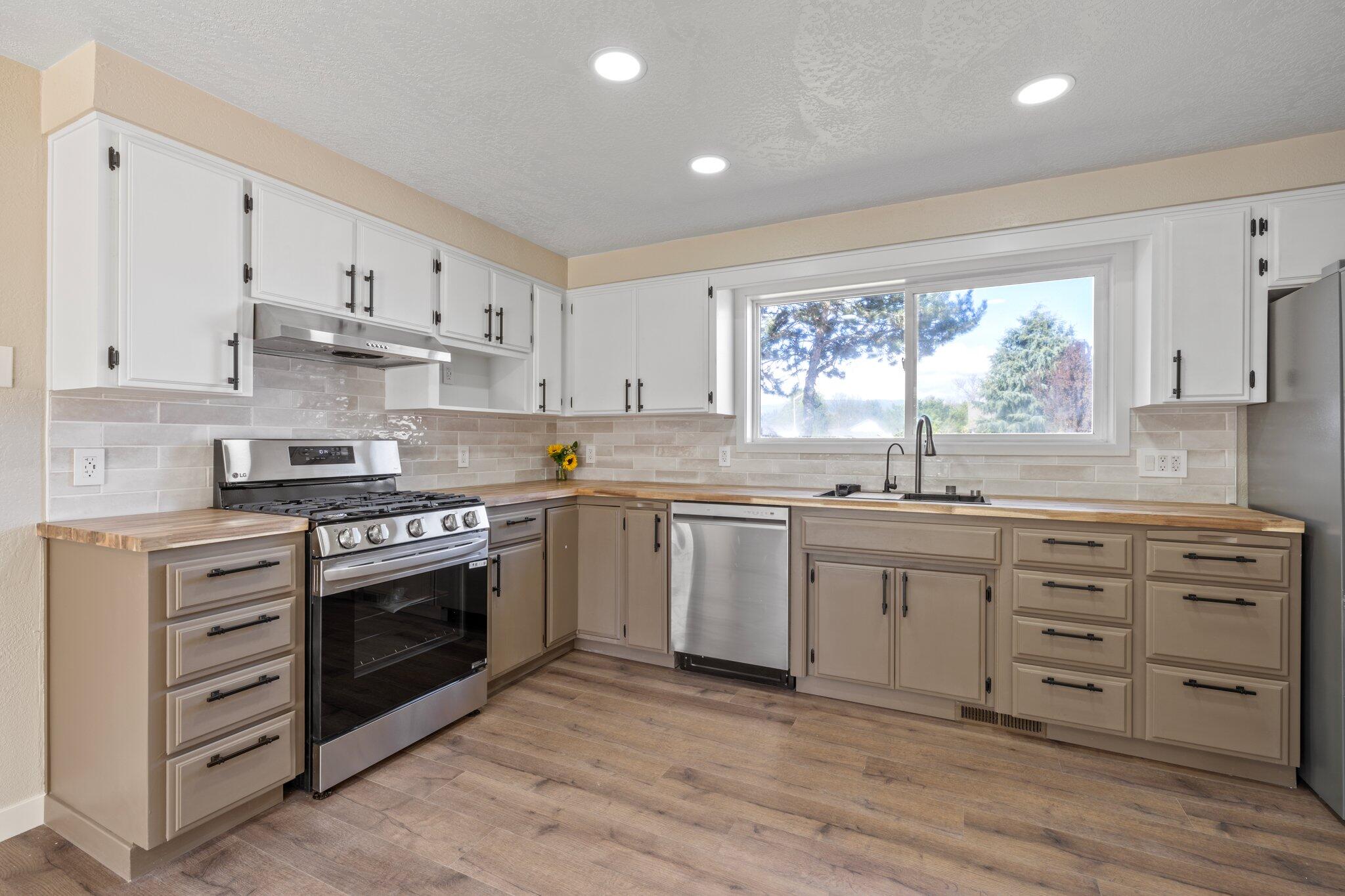 1258 Looking Glass