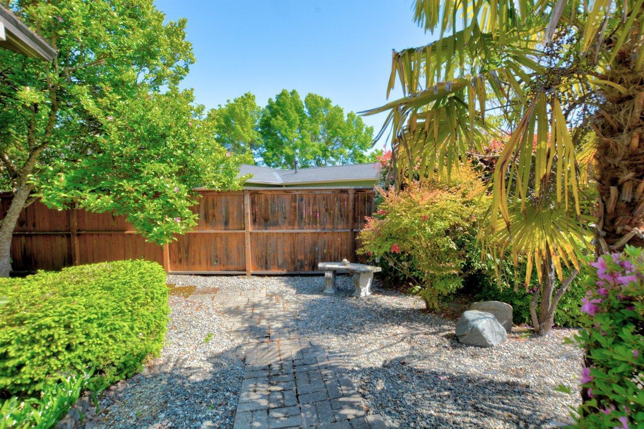 1888 SW Meadow Glen