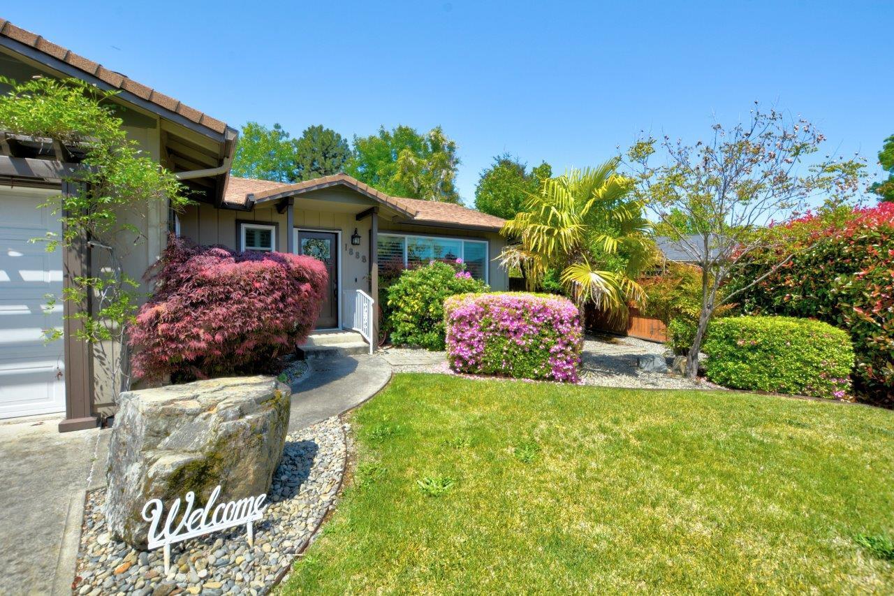 1888 SW Meadow Glen