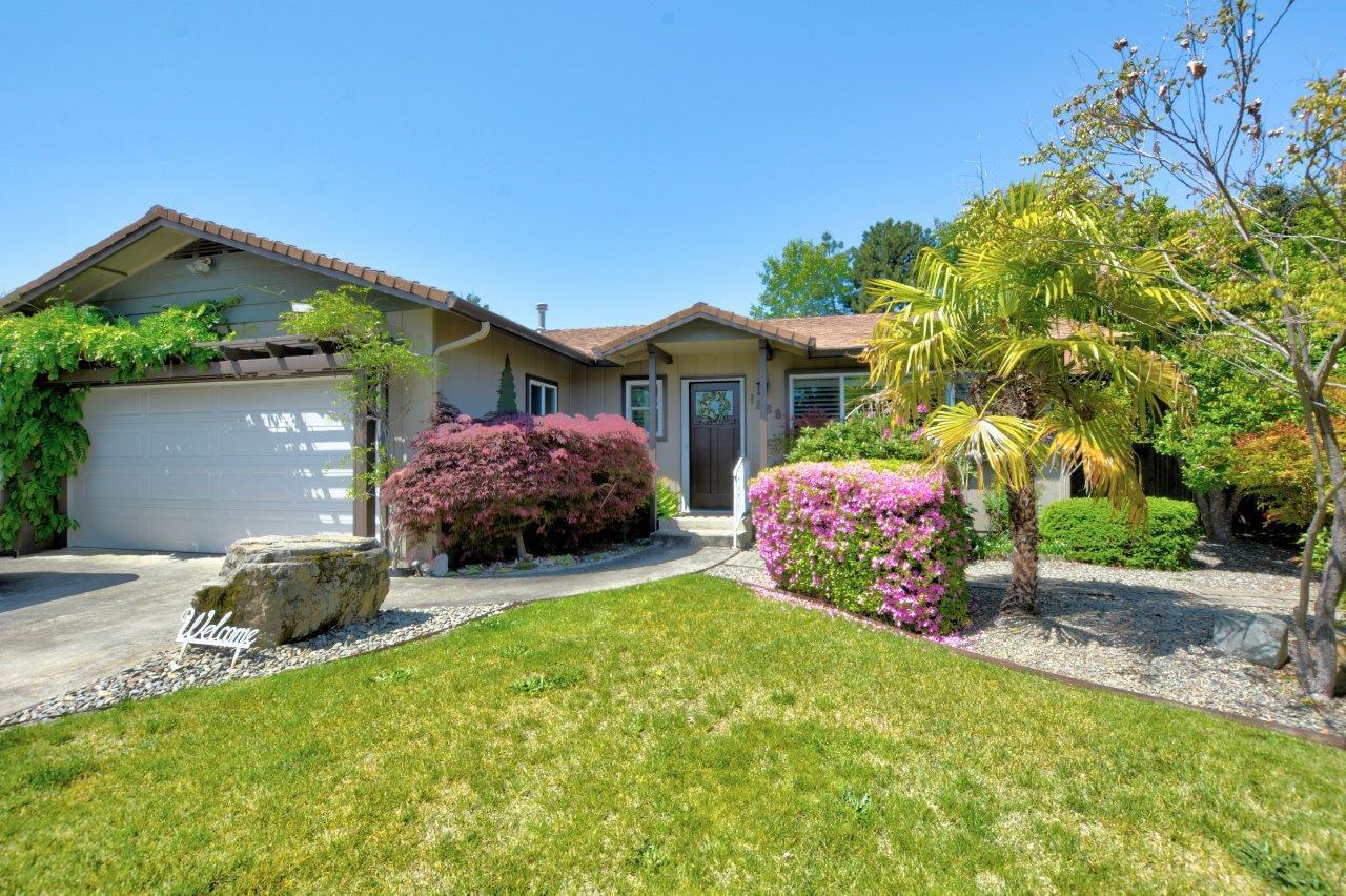 1888 SW Meadow Glen