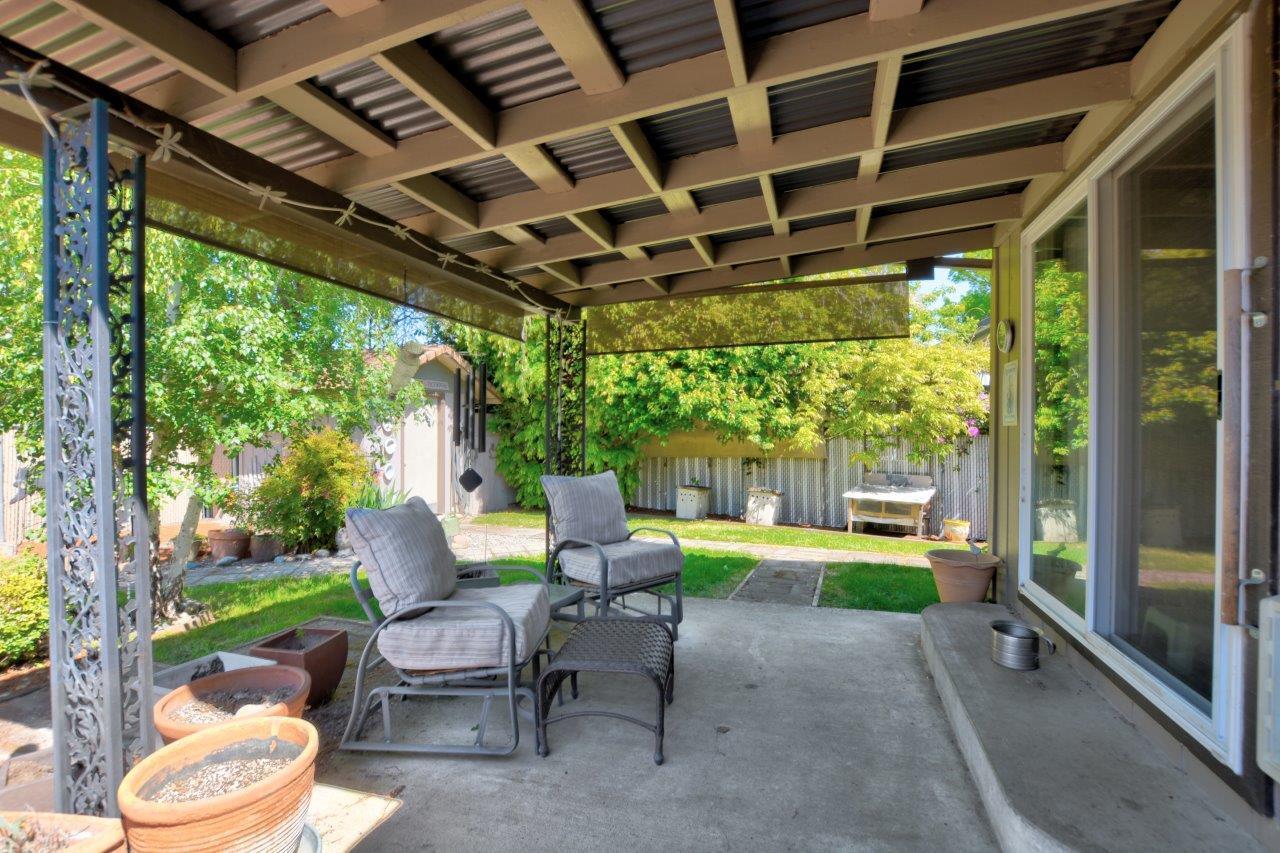 1888 SW Meadow Glen