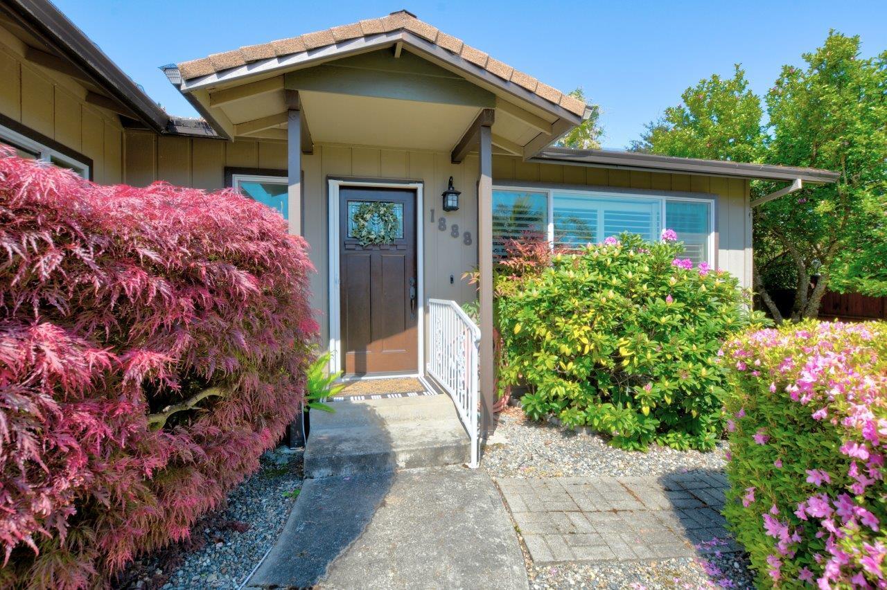 1888 SW Meadow Glen