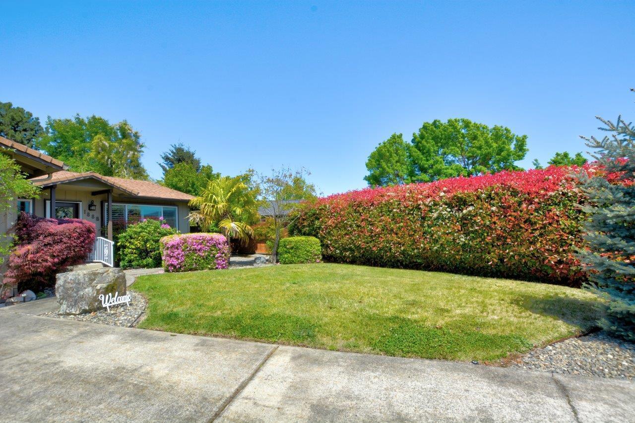1888 SW Meadow Glen