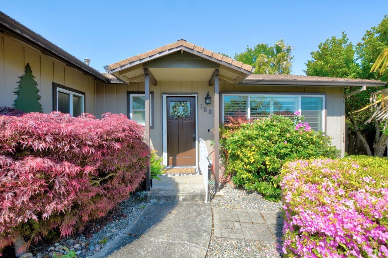 1888 SW Meadow Glen