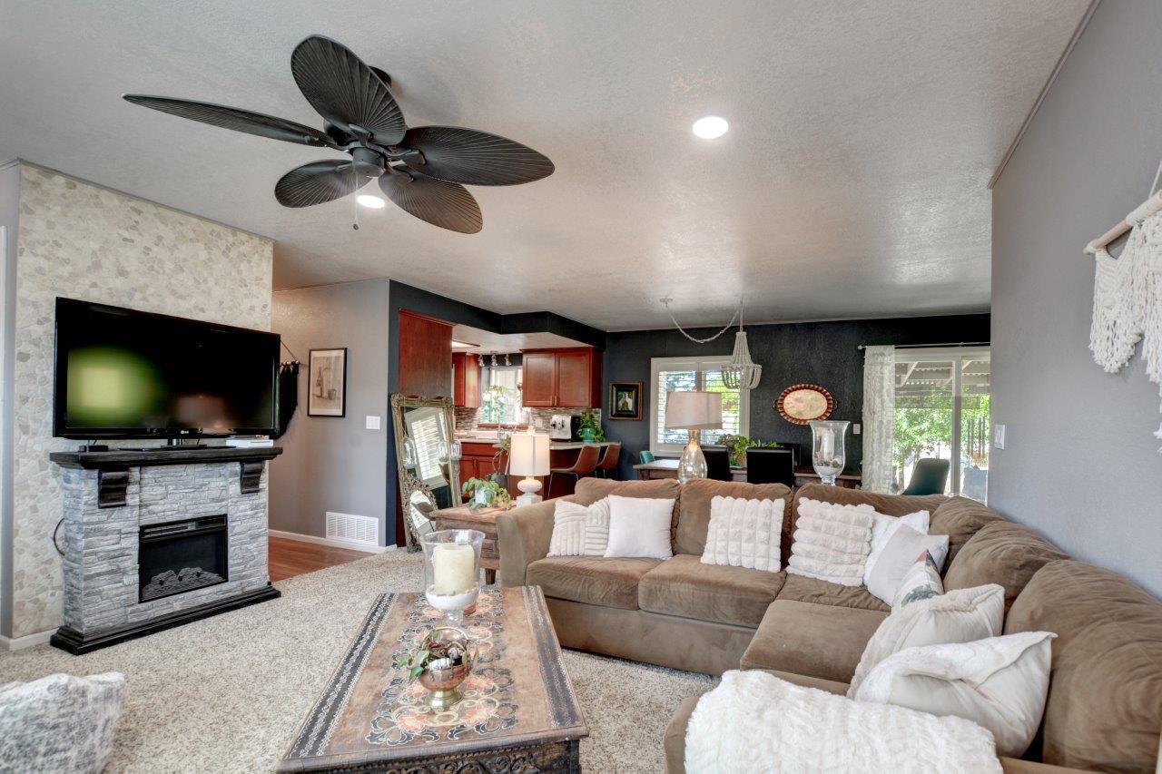 1888 SW Meadow Glen