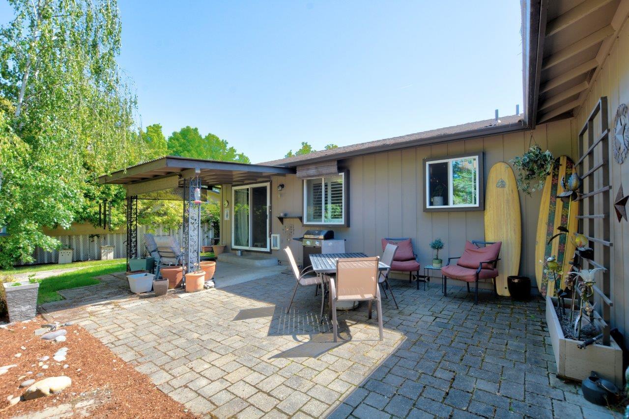1888 SW Meadow Glen