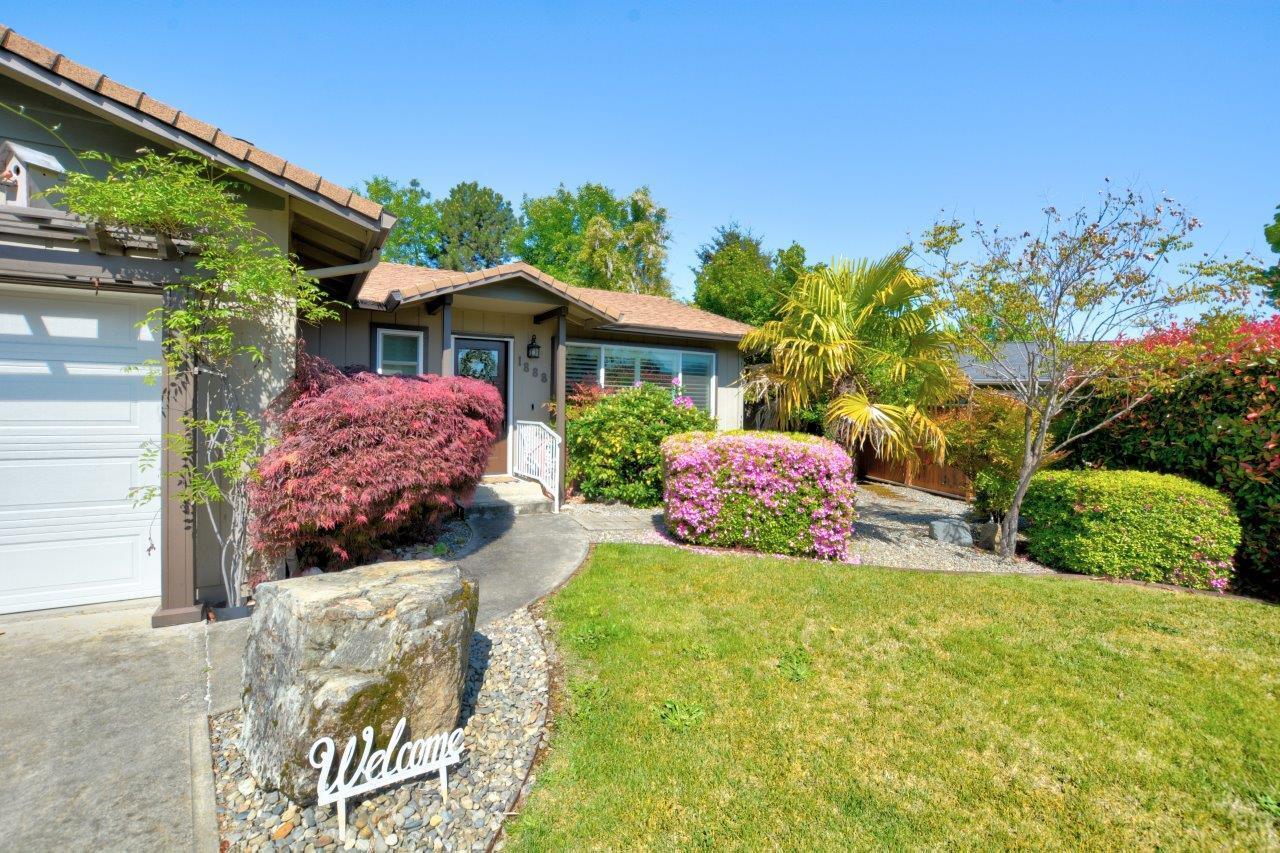 1888 SW Meadow Glen