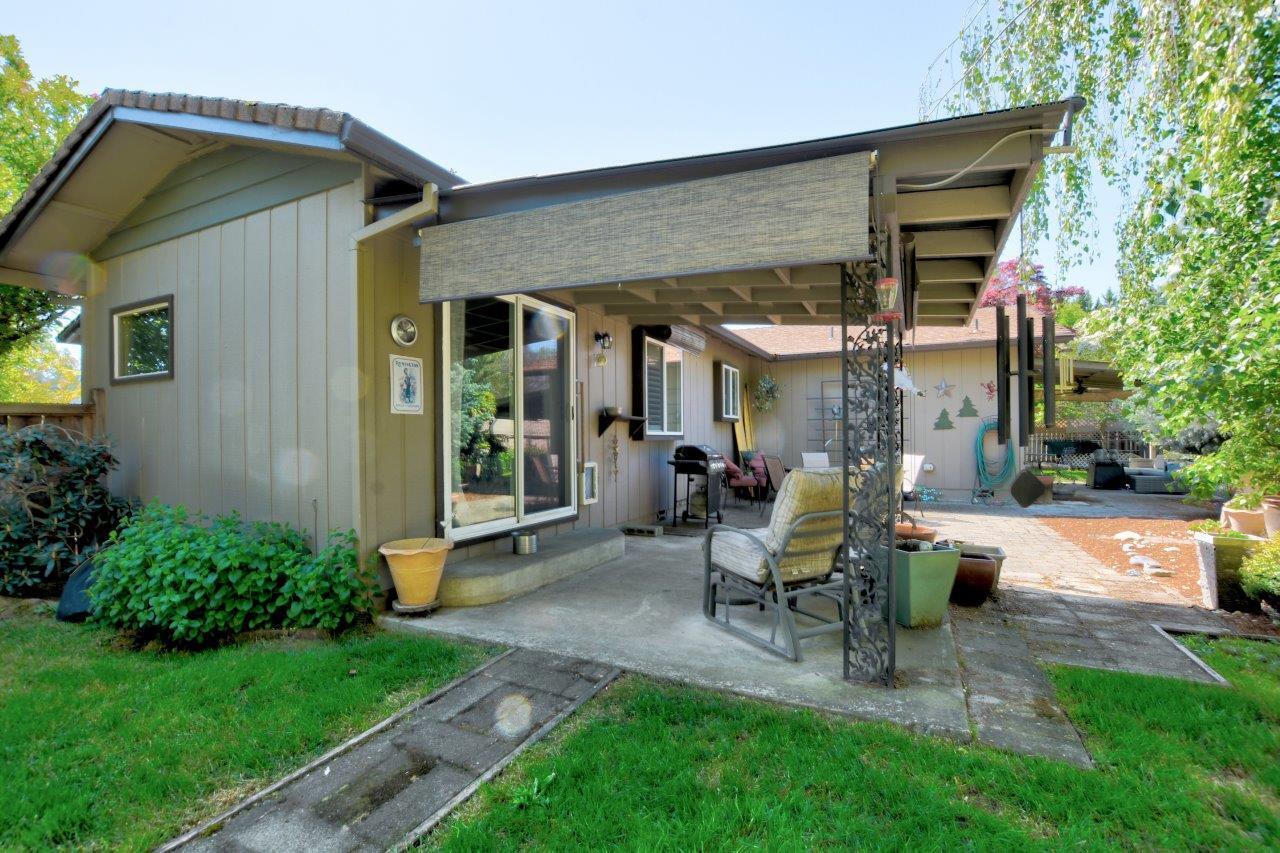 1888 SW Meadow Glen