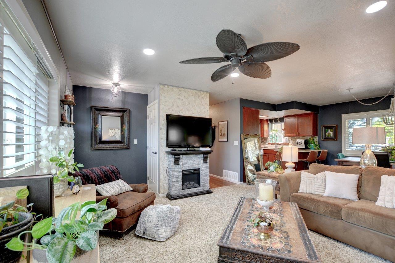 1888 SW Meadow Glen
