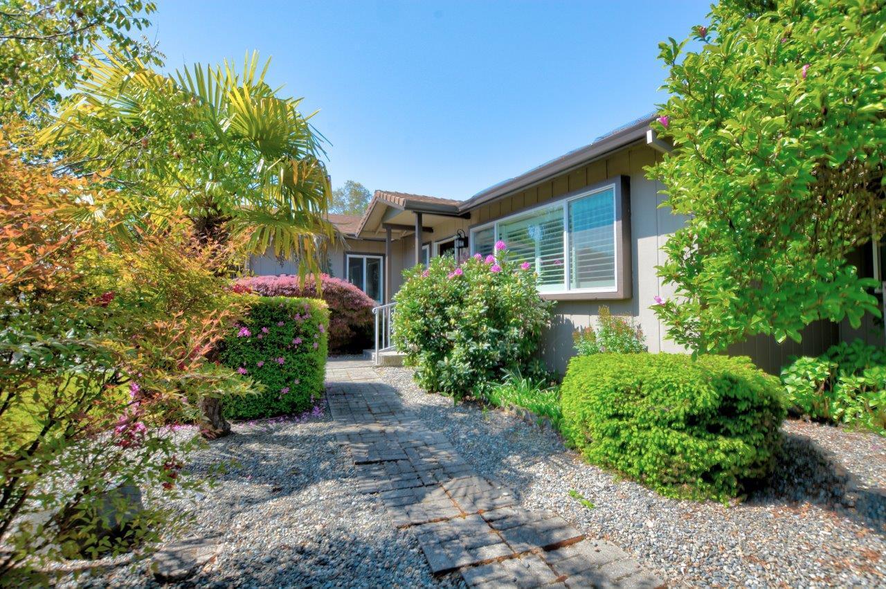 1888 SW Meadow Glen