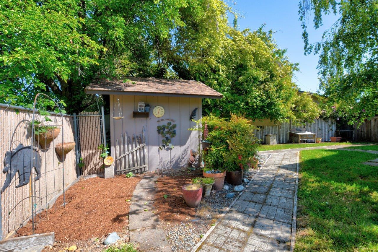 1888 SW Meadow Glen