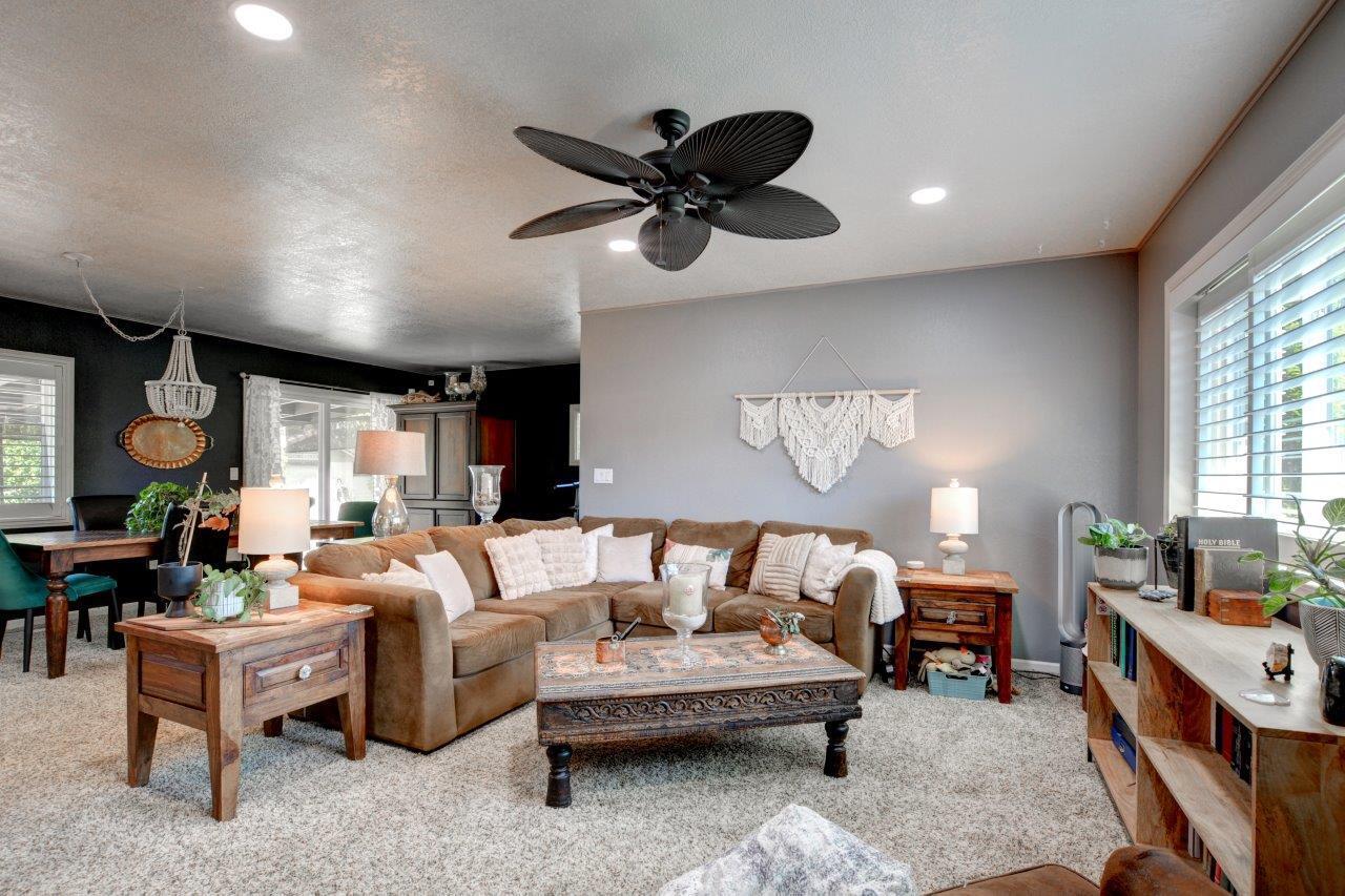 1888 SW Meadow Glen