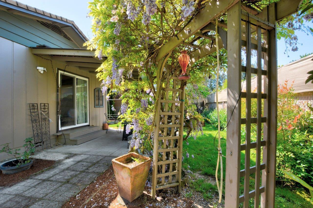1888 SW Meadow Glen