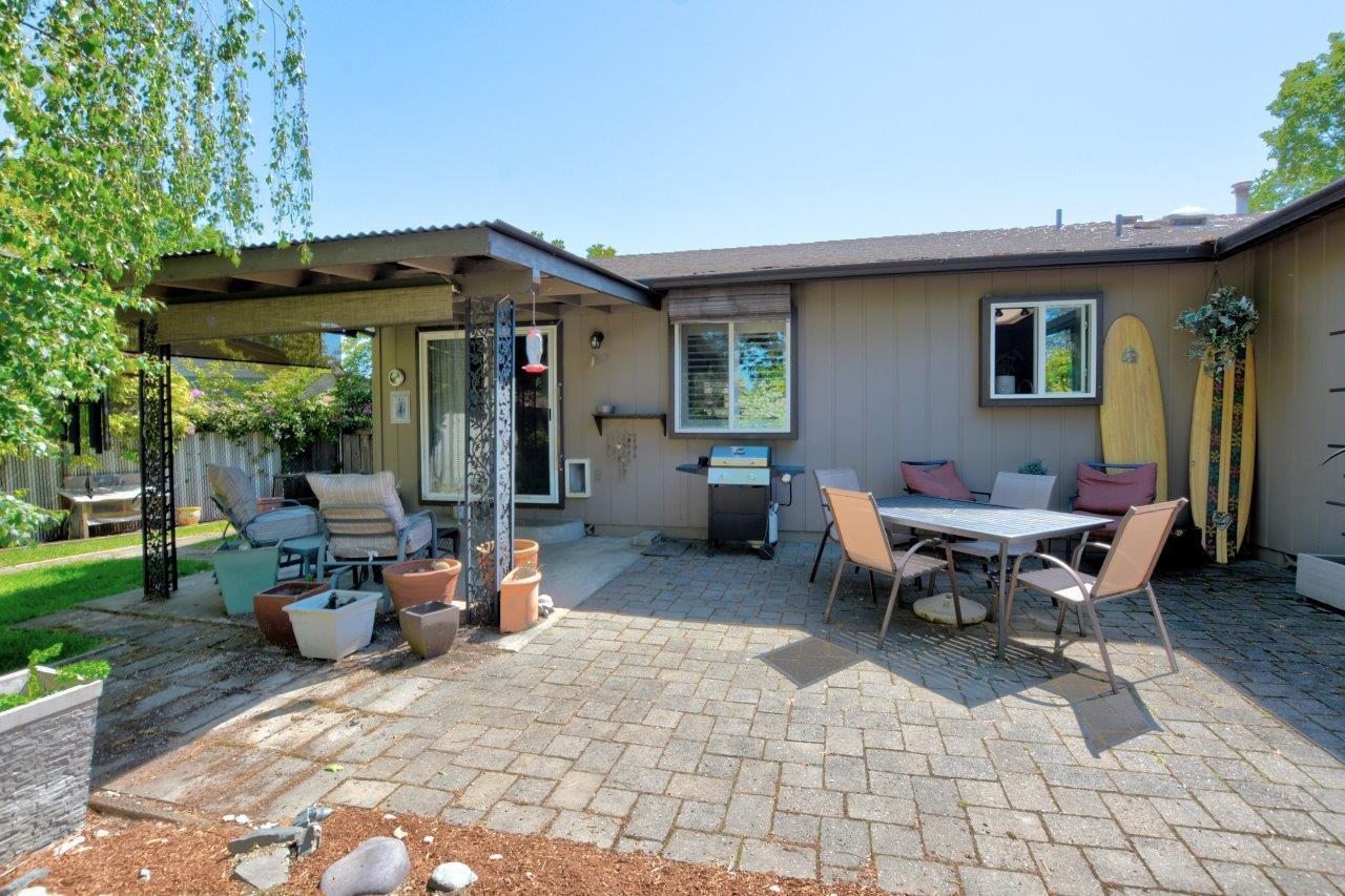 1888 SW Meadow Glen
