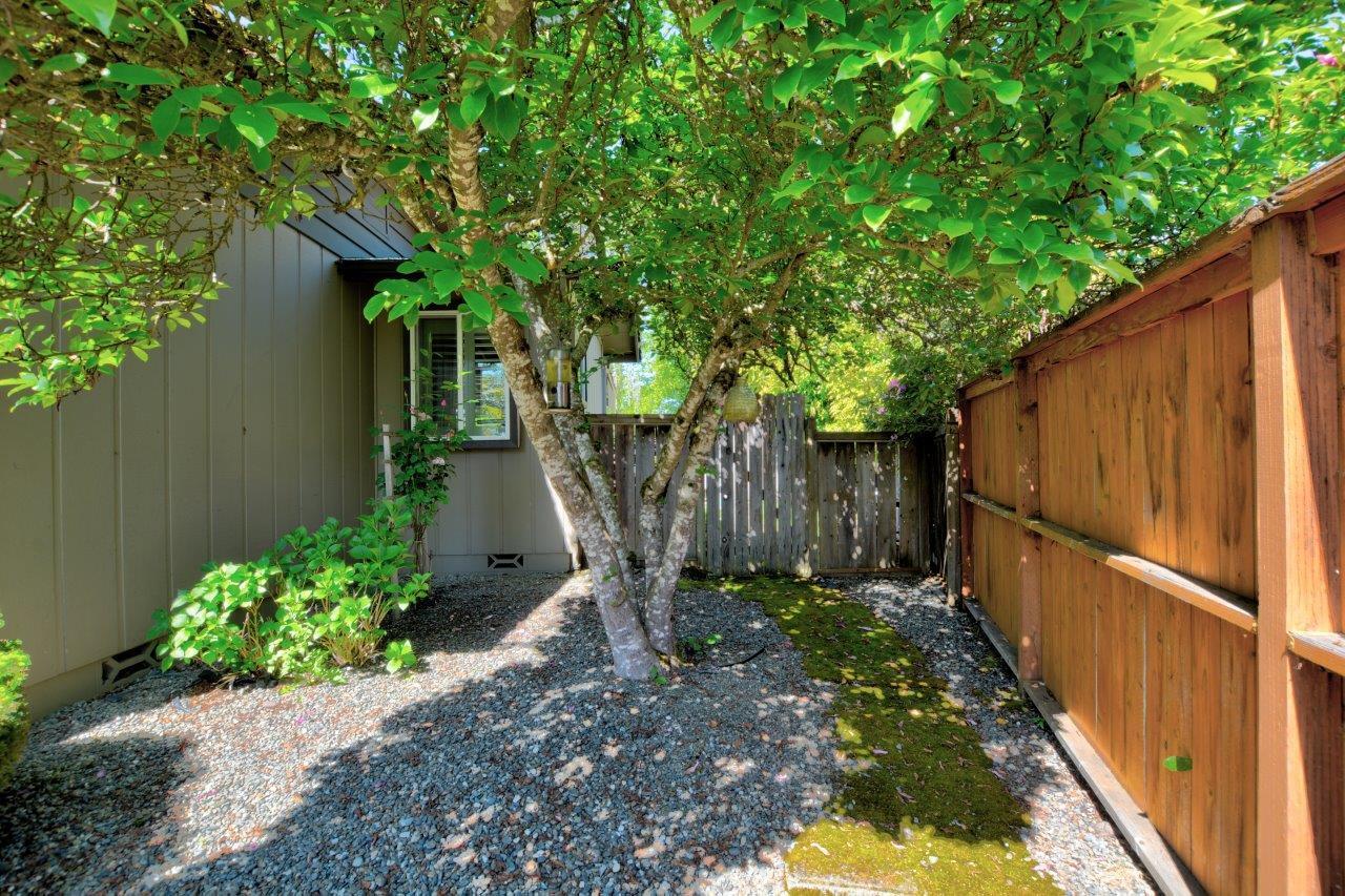 1888 SW Meadow Glen