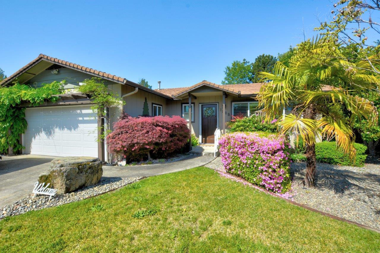 1888 SW Meadow Glen