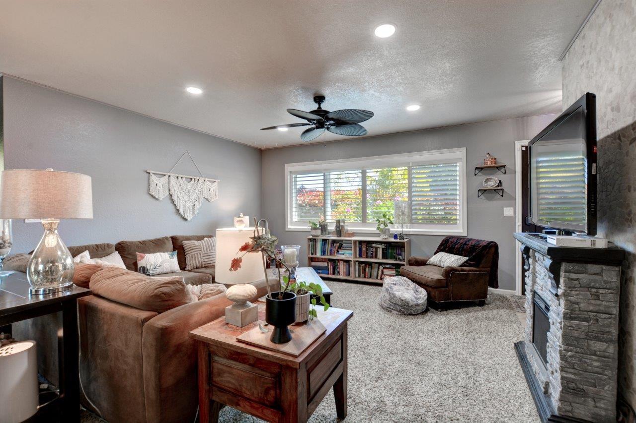 1888 SW Meadow Glen