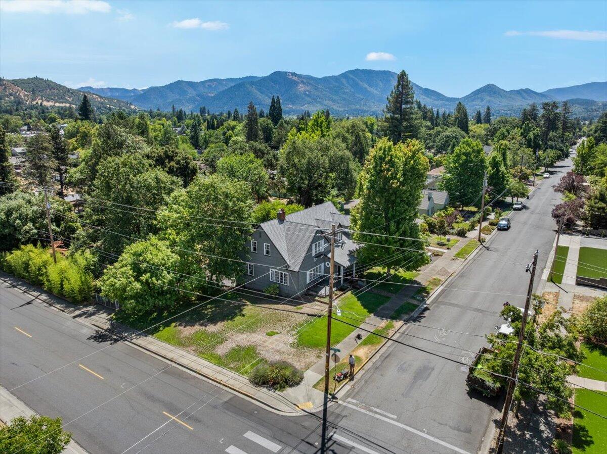 1449 NW Lawnridge Avenue