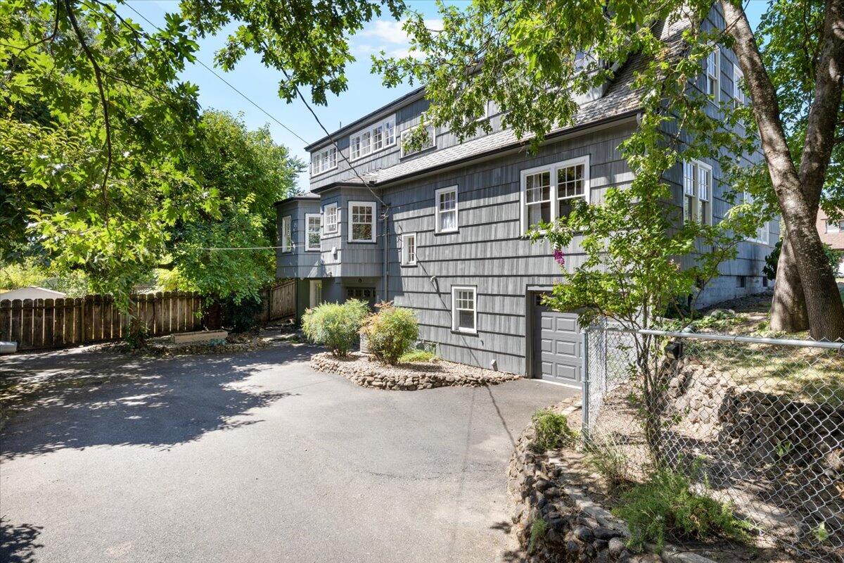 1449 NW Lawnridge Avenue