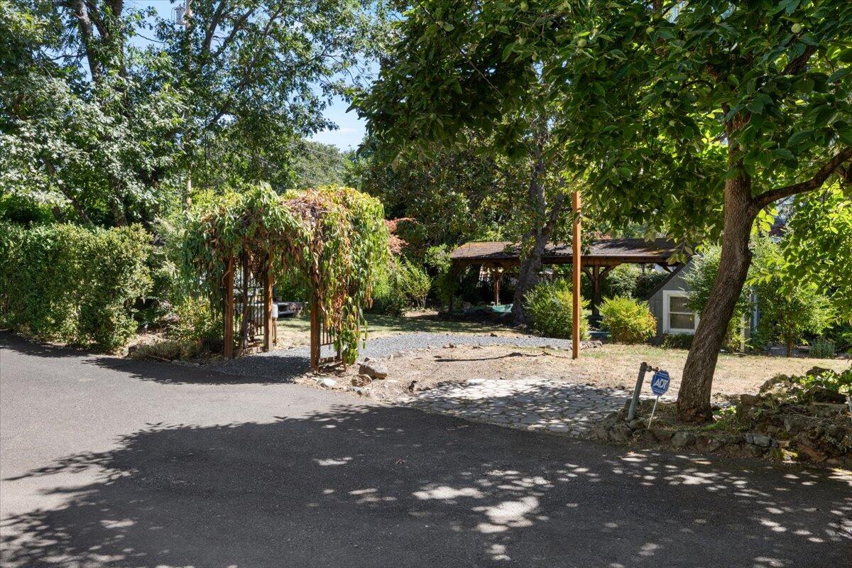 1449 NW Lawnridge Avenue