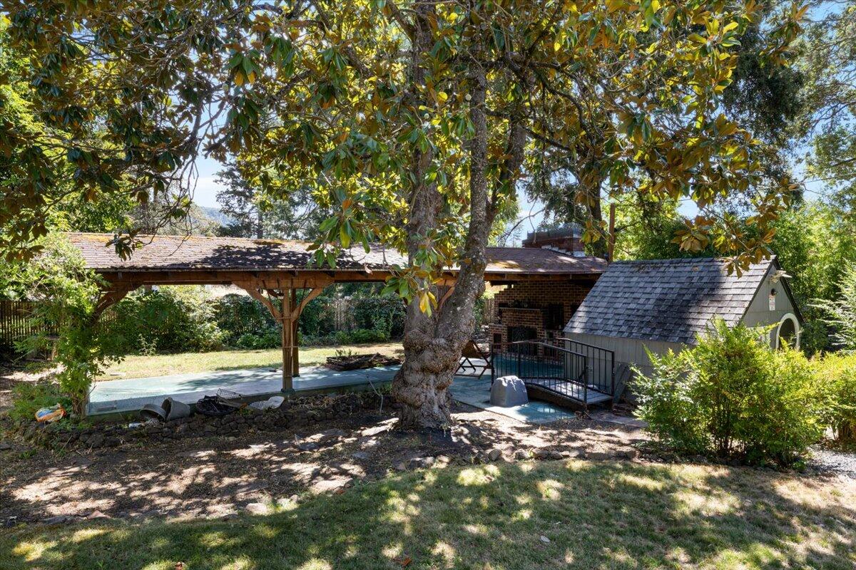 1449 NW Lawnridge Avenue