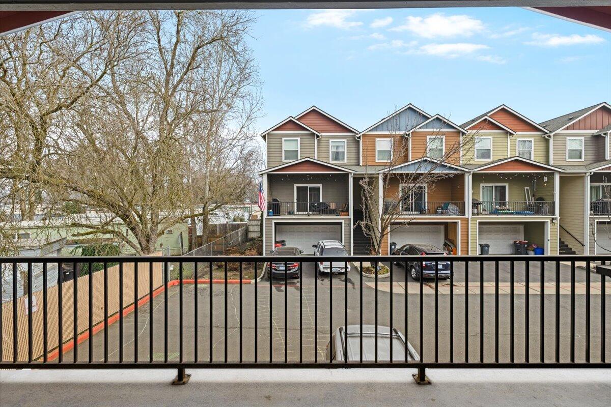 411 Berrydale Avenue, 10