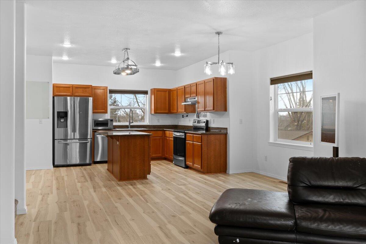 411 Berrydale Avenue, 10