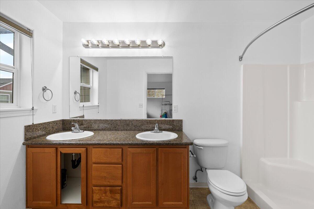 411 Berrydale Avenue, 10