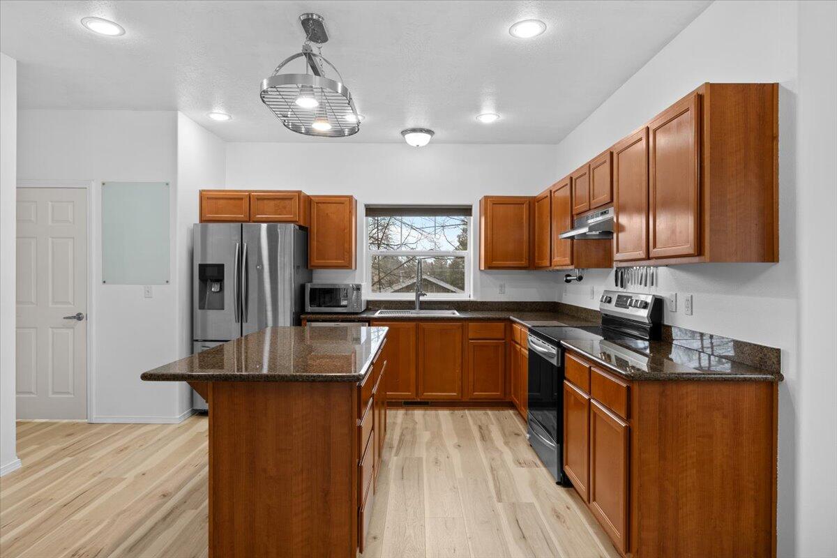 411 Berrydale Avenue, 10