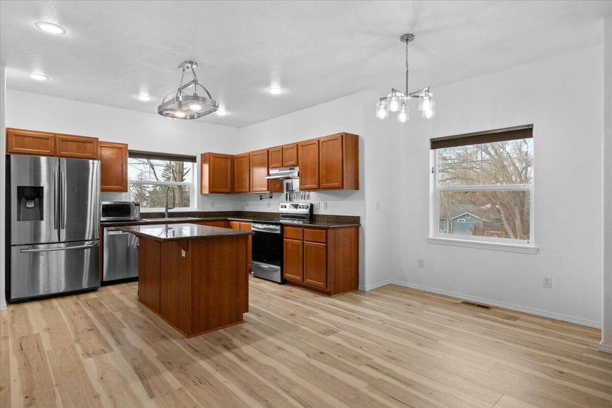 411 Berrydale Avenue, 10