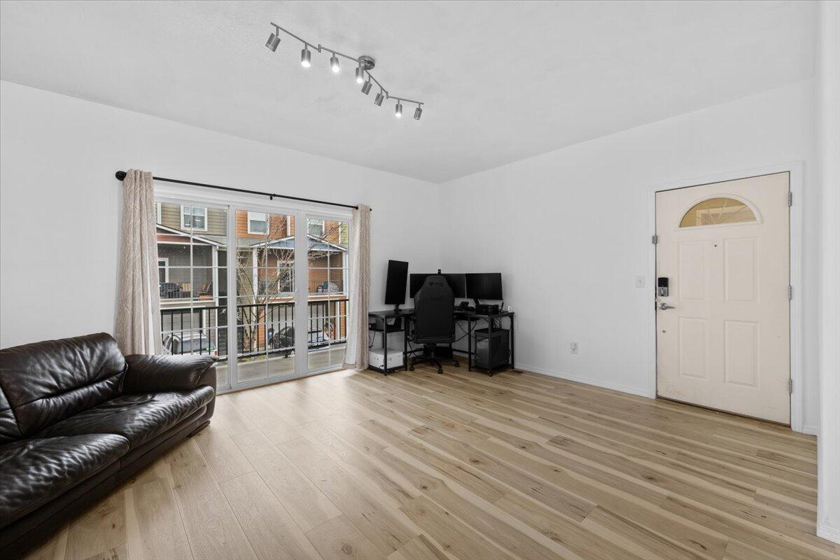 411 Berrydale Avenue, 10