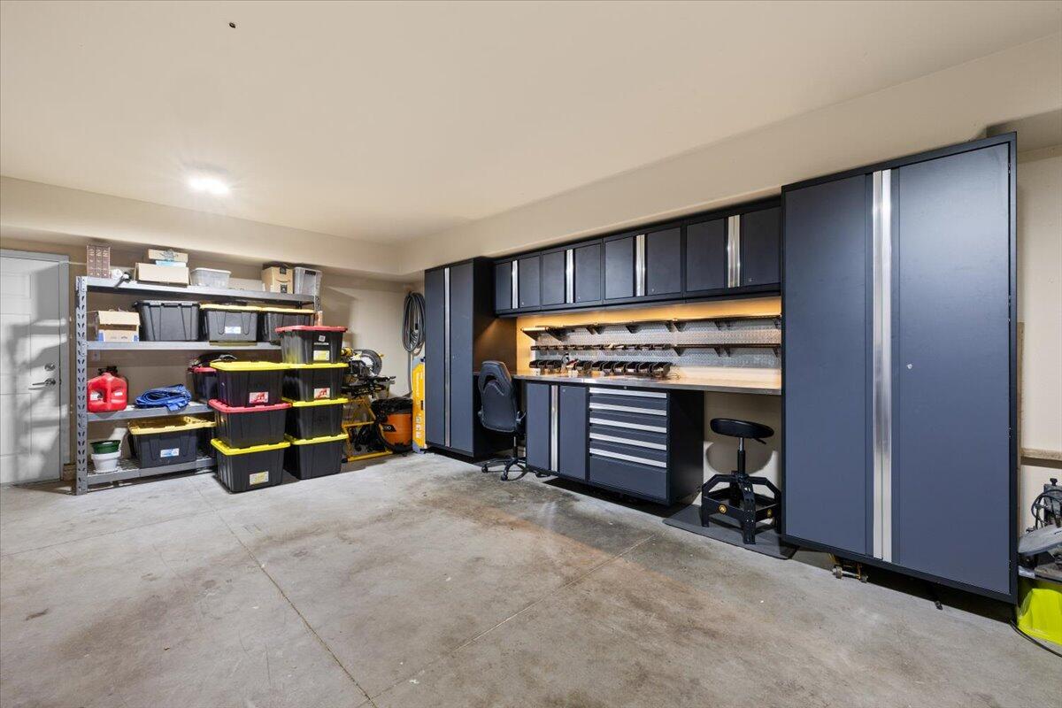 411 Berrydale Avenue, 10