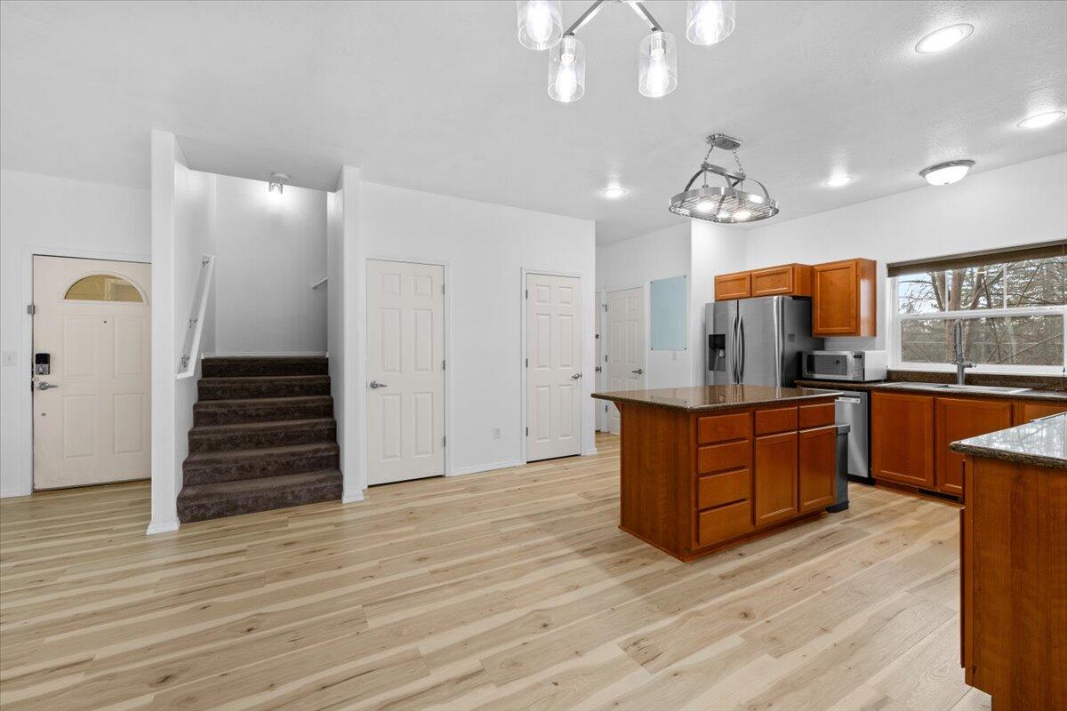 411 Berrydale Avenue, 10