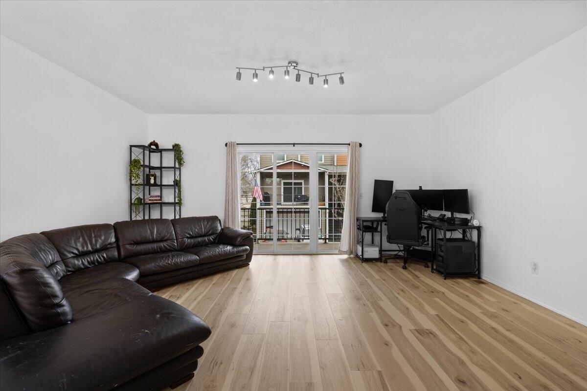 411 Berrydale Avenue, 10