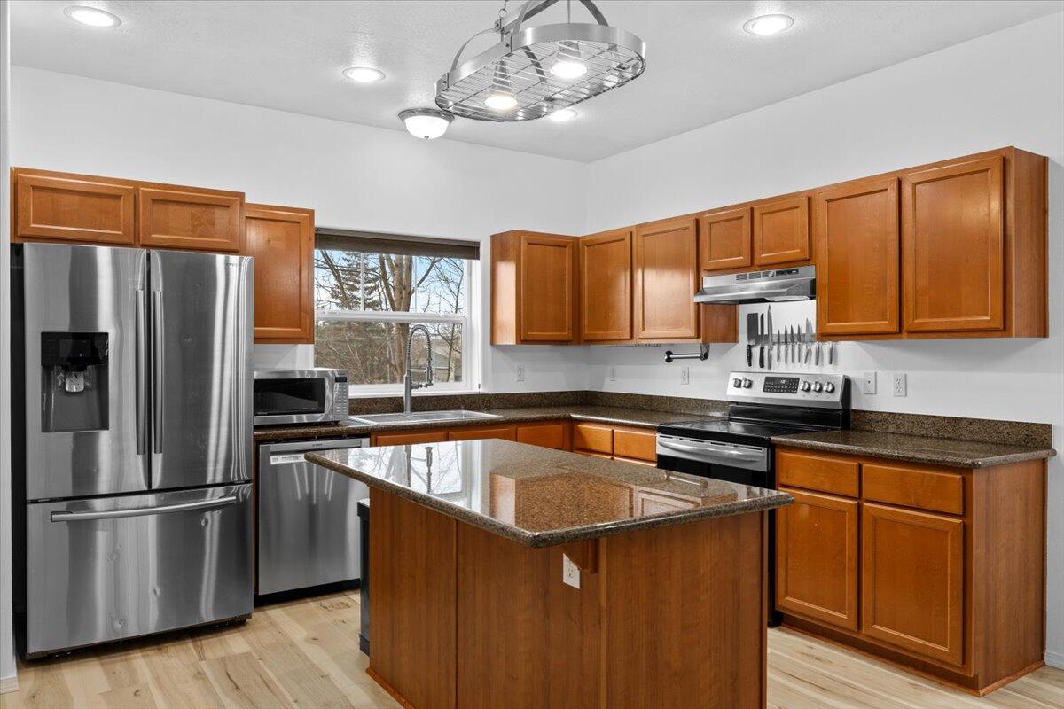 411 Berrydale Avenue, 10