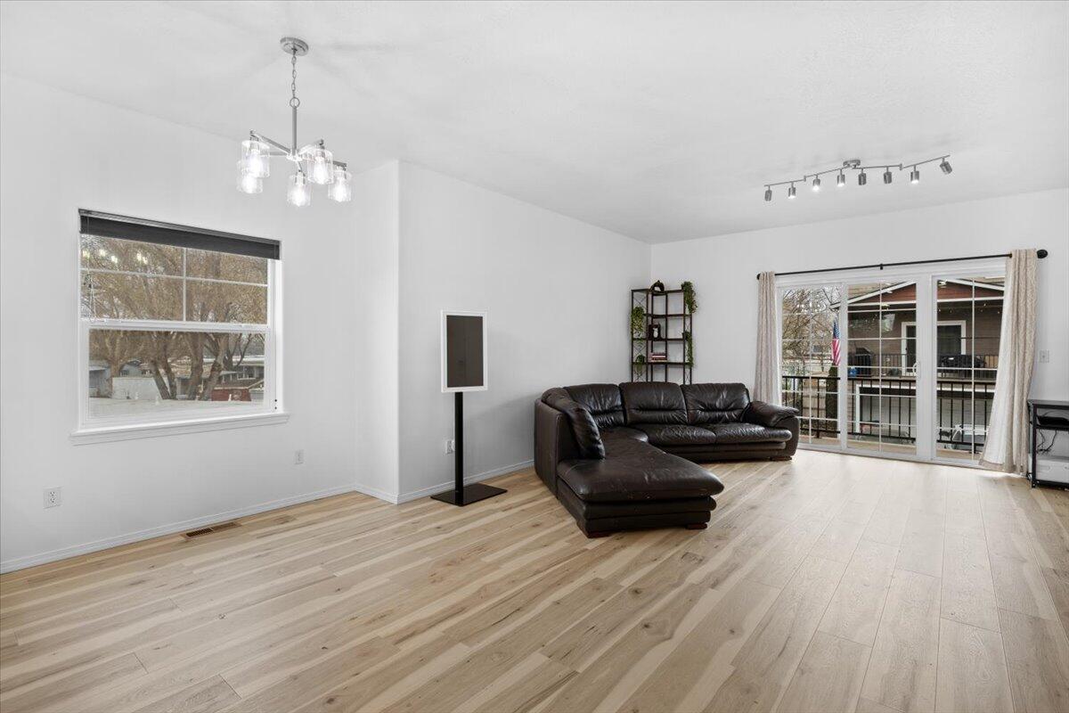 411 Berrydale Avenue, 10