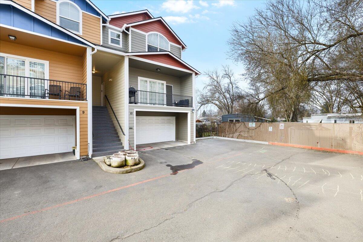 411 Berrydale Avenue, 10