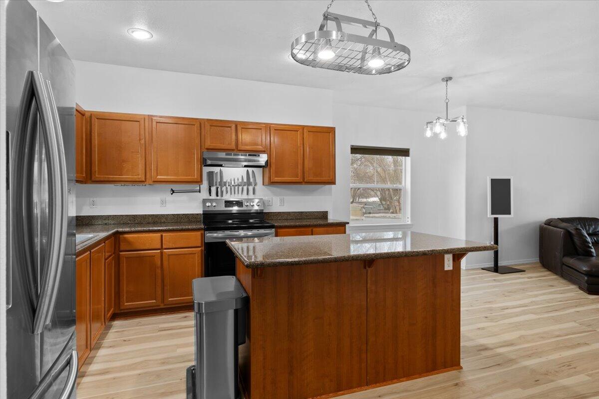 411 Berrydale Avenue, 10